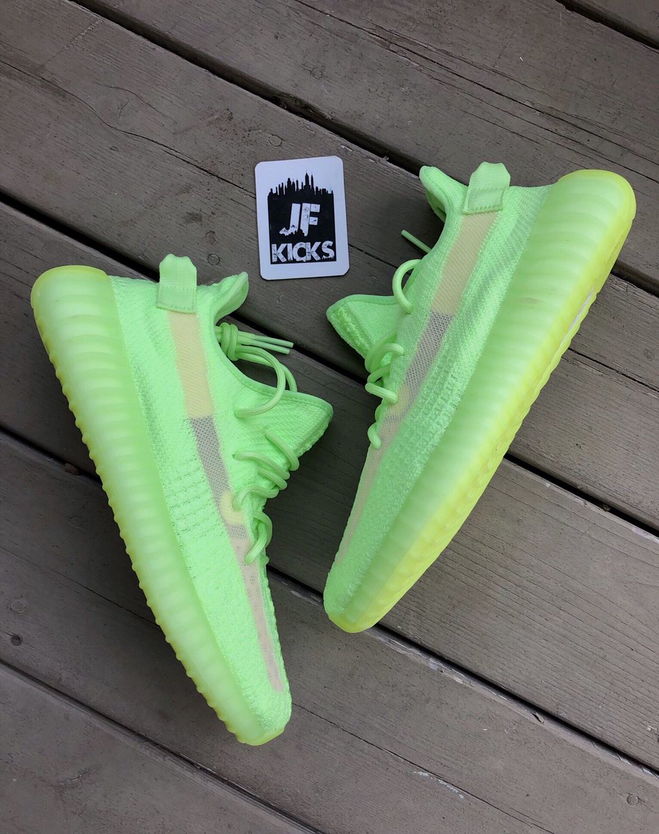 JustFreshKicks's tweet photo. 🚨GIVEAWAY!!

As a thank you for all the support, we're giving away one Yeezy Boost 350 V2 'Glow' in any size:

1. Follow and Retweet
2. Reply with your shoe size

Winner picked 5.29 🙏 https://t.co/aGptp6SUOX