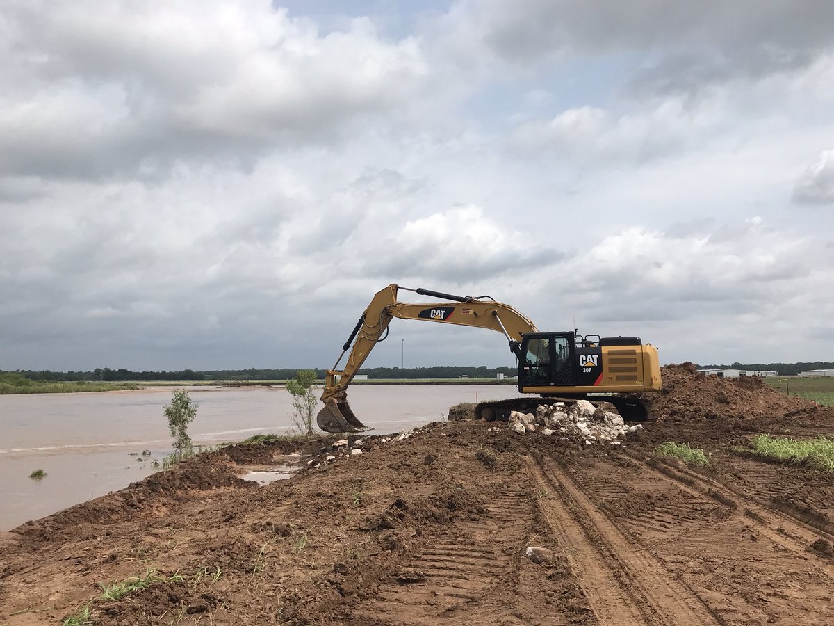 CarrieBlumert's tweet photo. Due to flooding in NE OK County, we received an emergency permit from the Army Corp of Engineers to stabilize the bank of the Canadian River at Wilshire bridge in Jones. My staff are working THROUGHOUT THE WEEKEND to get this done. I am so proud of them. #allpoliticsislocal https://t.co/6JSWxsWXjA