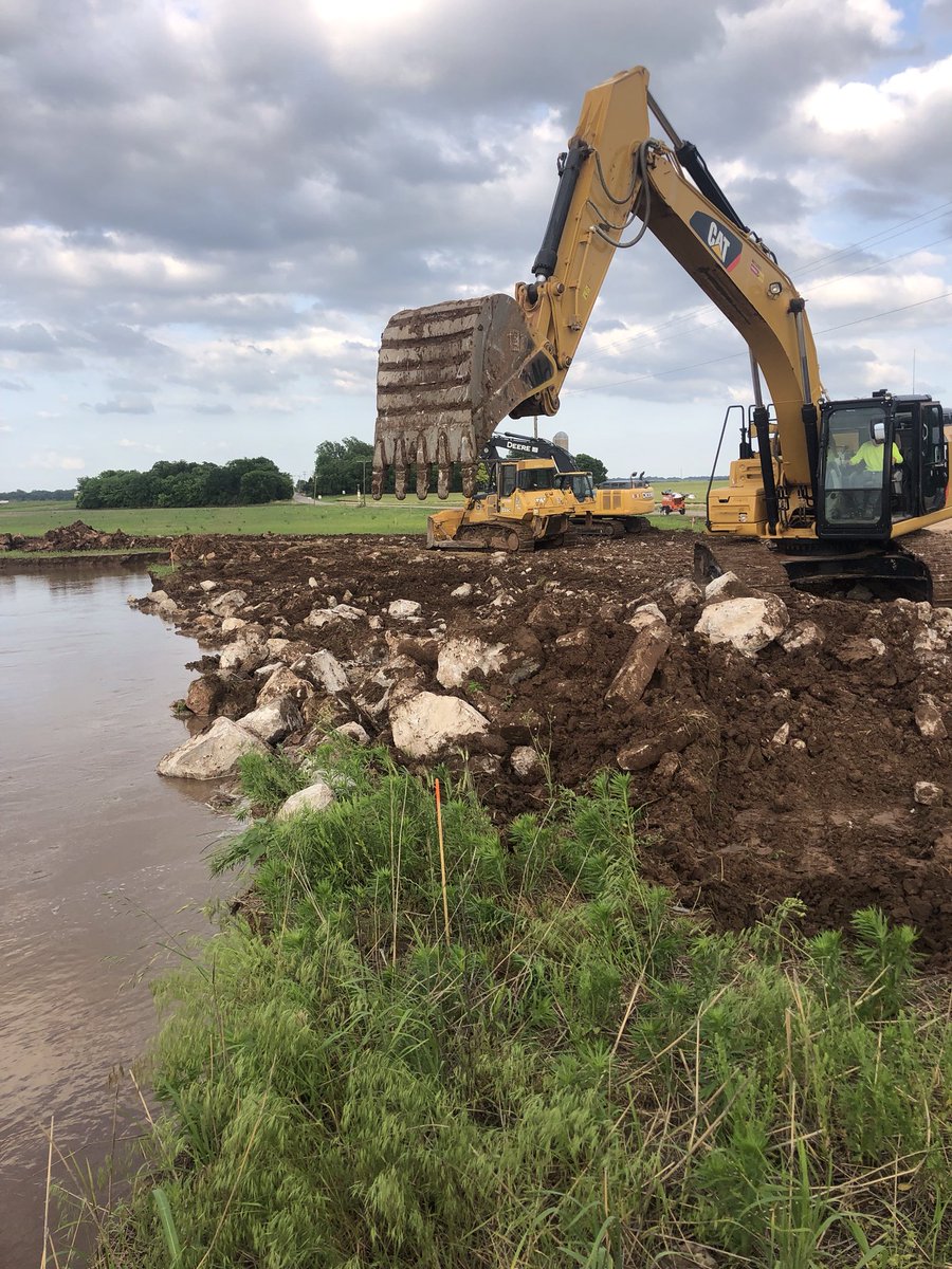 CarrieBlumert's tweet photo. Due to flooding in NE OK County, we received an emergency permit from the Army Corp of Engineers to stabilize the bank of the Canadian River at Wilshire bridge in Jones. My staff are working THROUGHOUT THE WEEKEND to get this done. I am so proud of them. #allpoliticsislocal https://t.co/6JSWxsWXjA