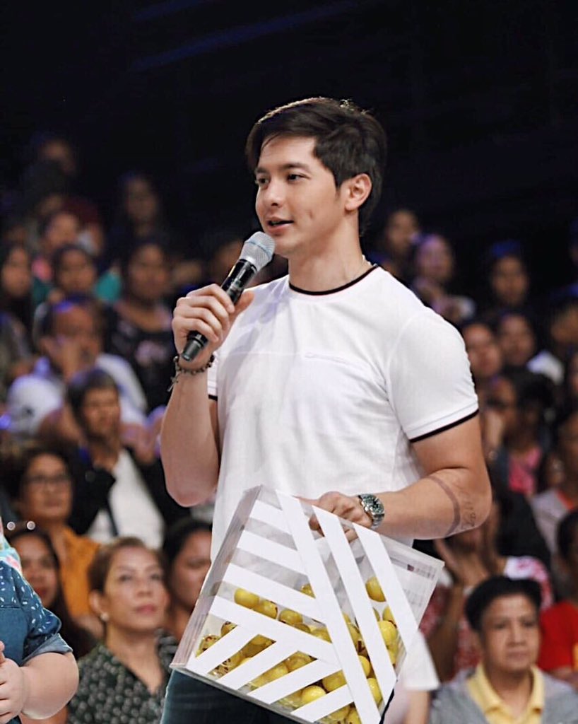 Lizagrace1216's tweet photo. #BallOfSunshineALDEN #HelloLoveGoodbye #ALDENergizer ang artista wlang angulo front side back coz He is Real Happy @aldenrichards02 . We are here to support Uπ. Excite to watch ur movie soon w/@bernardokath Winnerππππ https://t.co/g4AZvkPIa0