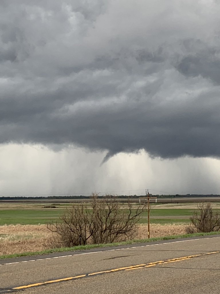 Daileyweather's tweet photo. Tornado northwest of Valley City, ND https://t.co/STAKxI8uND