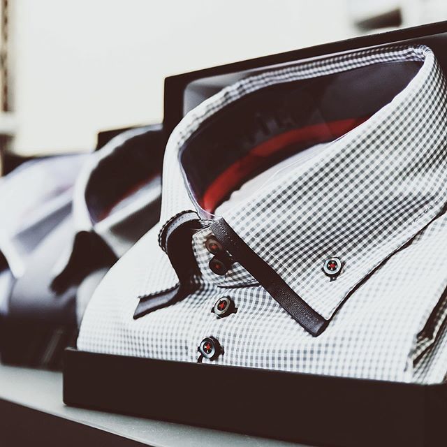 alphabainc's tweet photo. Business attire tips: when shopping for dress shirts follow these 5️⃣ factors to find the best one for you!🤔
••••
⭐️ The fit ⭐️ The fabric⭐️ The collar style ⭐️ The buttons &amp; cuffs⭐️ The color &amp; pattern https://t.co/pVZcjhHRep