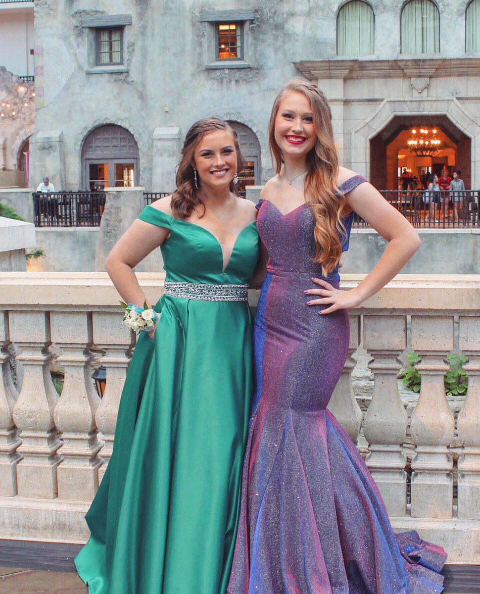 LindsieLiles's tweet photo. HAPPY BIRTHDAY TO THE COOLEST MOST BEAUTIFUL PERSON I KNOW!! Thanks for being my best friend Lainey!!💗💗 https://t.co/F6XhhJsJwr