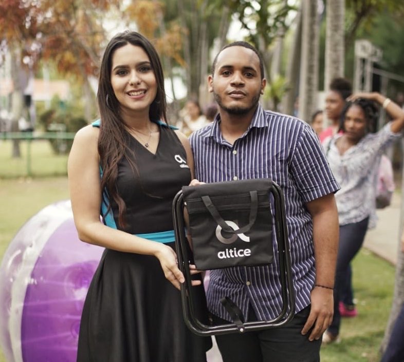 altice_do's tweet photo. ¡Nos unimos a la fiesta de la gira de la @CopaUnivPopular! ⚽️⚾️ Hoy estamos compartiendo con los estudiantes de @UTESA y disfrutando todo el entretenimiento de #AlticeSports 🙌🏻 https://t.co/cXuLHRLE1h