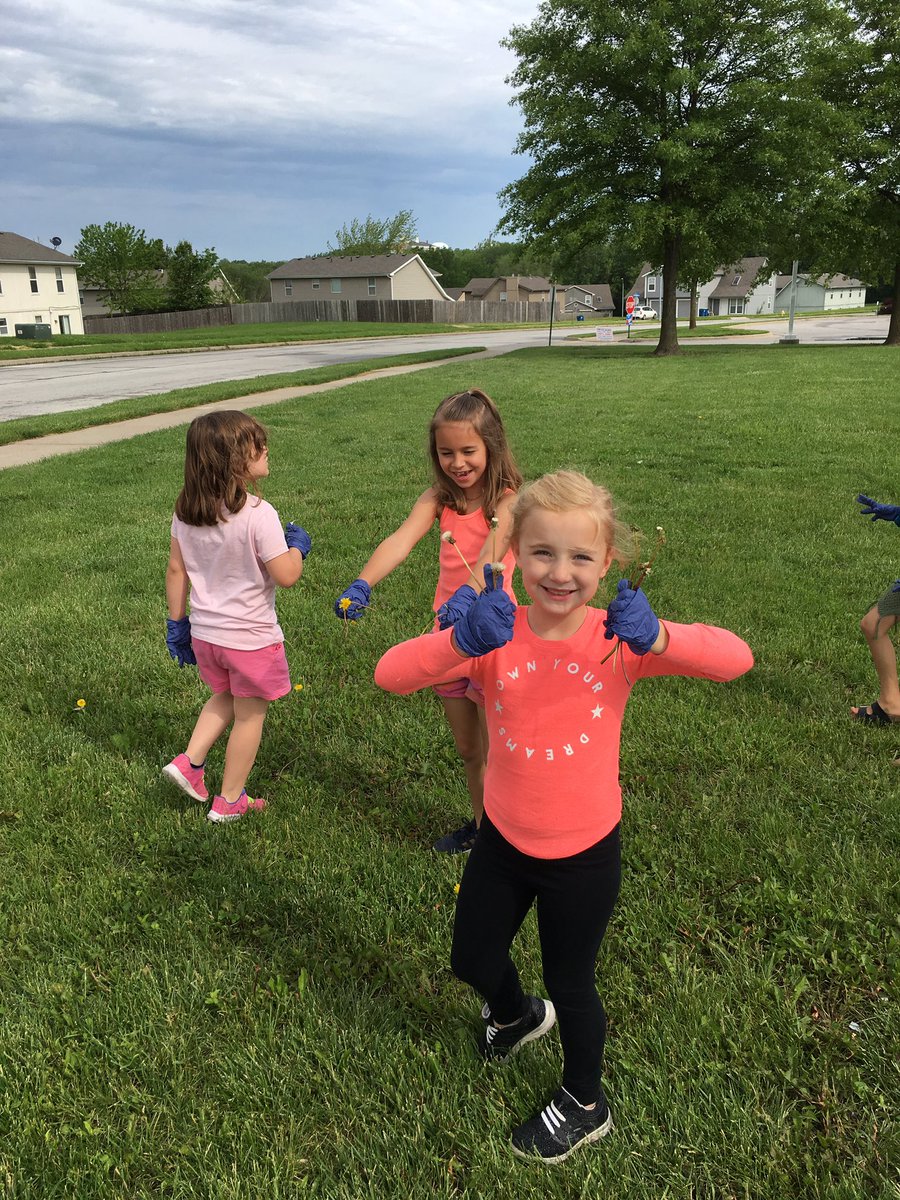 CoffeeclassLS's tweet photo. First grade had a great time picking up trash and wood chips around our school today #LSSharks #LSServes https://t.co/zxPZrdfEyW