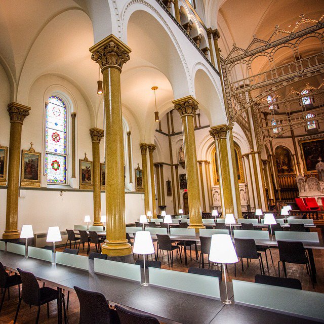 La disminución del número de creyentes y su poca asistencia a los sitios de culto en Canadá ha llevado a convertir varios templos de valor histórico y arquitectónico en bibliotecas, teatros y más, buscando que se mantengan fieles a su misión de servir a la comunidad. #Tendencias