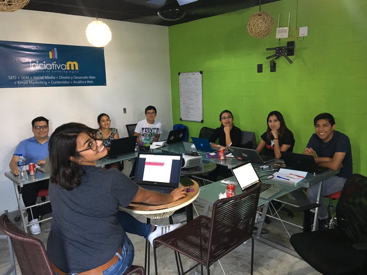 Con el equipo de Iniciativa M en actualización “Taller de creatividad y redes sociales” ¡Újuuuuu! Con <a href="/mafesaro/">Mafesaro</a> la mera mera petatera 🤘👍🏻 
#workshop #training #marketingagency #marketingdigital #marketingdecontenidos #24May #iniciativaM