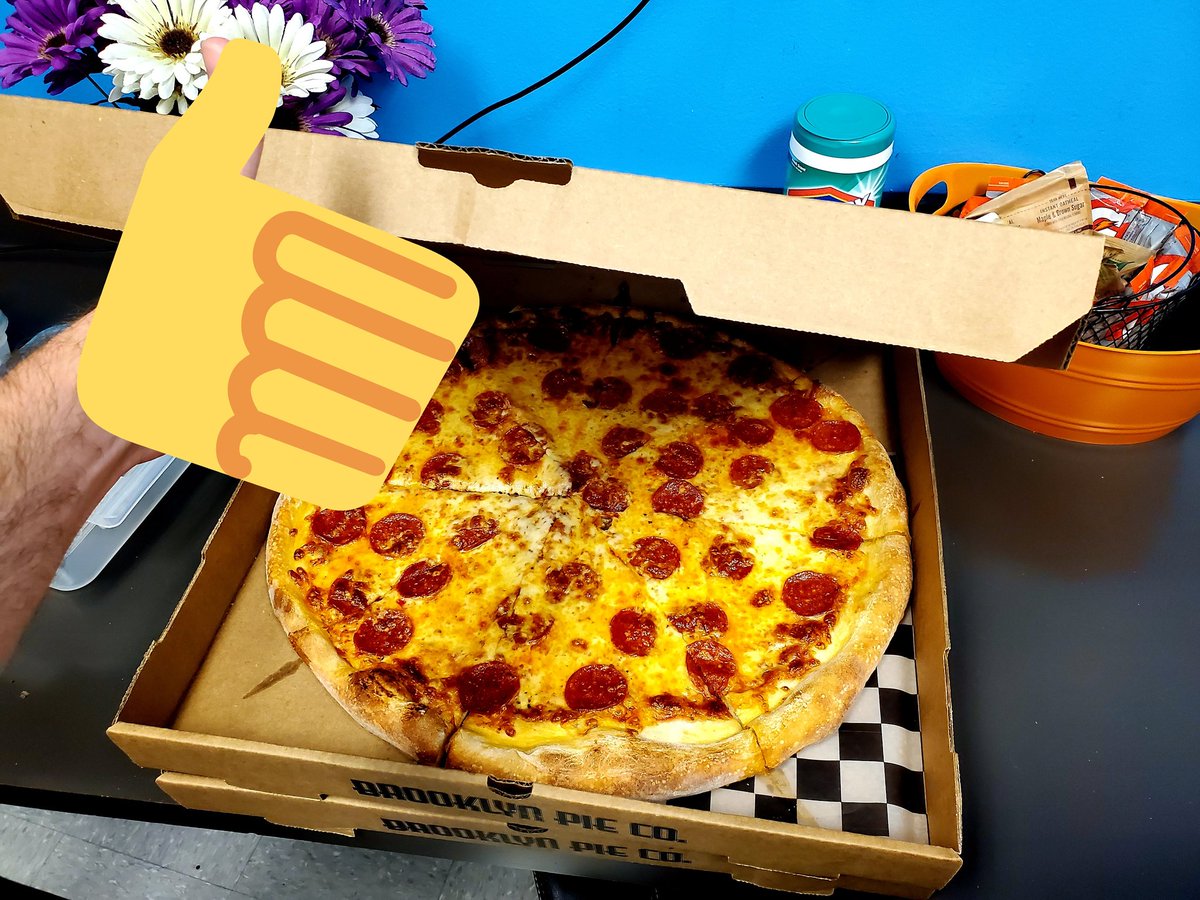 Pizza coming in clutch on a Friday! Thanks Oscar Luna!!! <a href="/holland_marci/">Marci Holland</a> #SouthAustin #ATTemployee