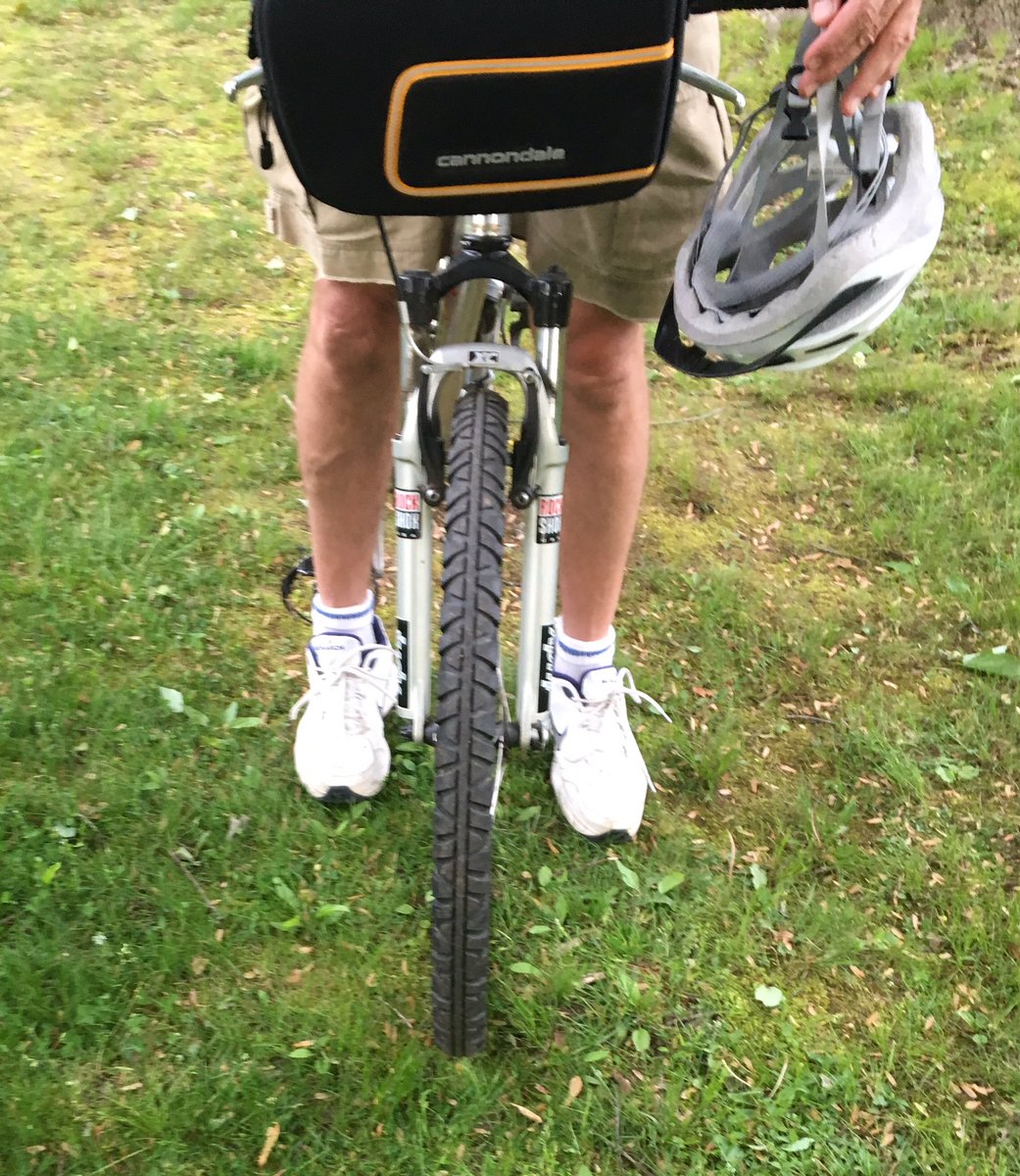 DadShoes2's tweet photo. #DadShoes, #tubesocks, #cargoshorts & #mountainbike! (missing from photo: #dadcalves)
🧦 🚲 👨 👟 https://t.co/pHE6okrVam