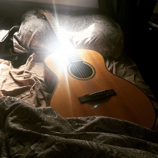 Instruments need a cozy place to rest too!⠀

#📷 @pepper.rose.slc⠀
#tetonguitars #bed #goodmorning #sunlight #starburts #sunrays #takemetobed #cozy #blankets #curvesinbed #woodandsteel