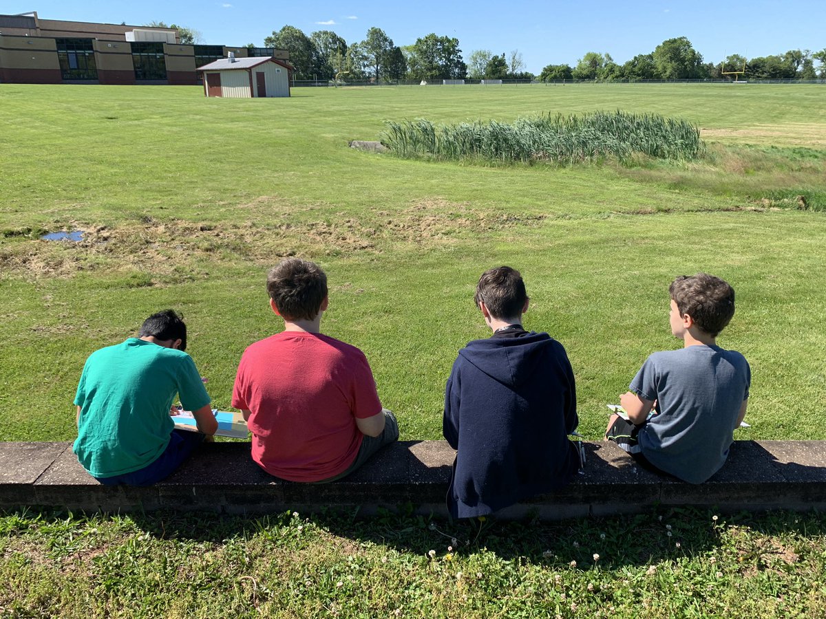 Hua_ArtEd's tweet photo. Too nice today not to bring the art room outside! #tmsrocks #middleschoolart @HVArtsEd https://t.co/6KZCFGeIuR