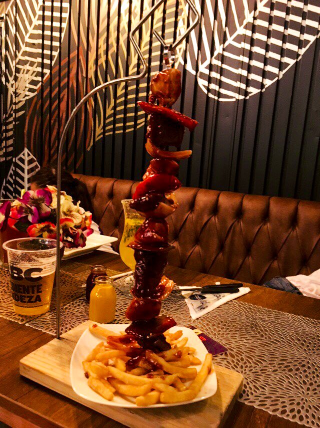 mariajuanadas's tweet photo. Y para acompañar otra cerveza, una tímida brocheta al estilo #KitchenRepublic https://t.co/DrDGtQu8qq