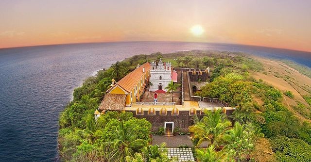 Fort Tiracol, Goa ** #FortTiracol is the most delightful fort in #Goa due to its design and #architecture. This 17th century #Portuguesefort is located off a cliff overlooking the #IndianOcean and has seven rooms, each named after a day in the week. The … bit.ly/2HYFagG