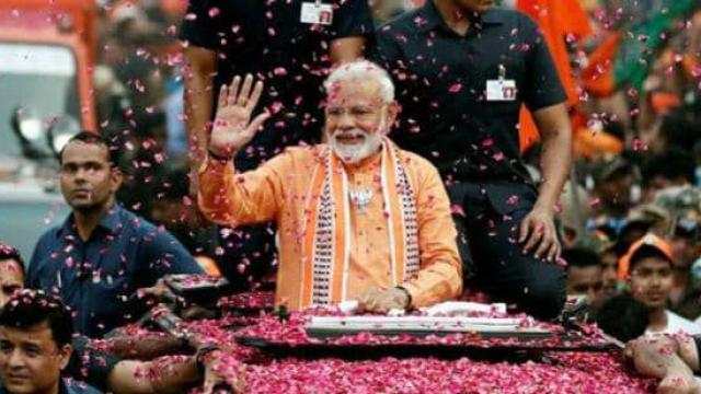 1stIndiaNews's tweet photo. #Delhi : पीएम मोदी 27 मई को जाएंगे #Varanasi
लोकसभा चुनावों में जीत के बाद मोदी का ये है पहला वाराणसी दौरा,मोदी मां गंगा और काशी-विश्वनाथ के करेंगे दर्शन,वाराणसी के लोगों का पीएम मोदी जताएंगे आभार
#ModiSweeps
Watch Live : https://t.co/IymzqXw6Ua https://t.co/Ho0YV8QL74