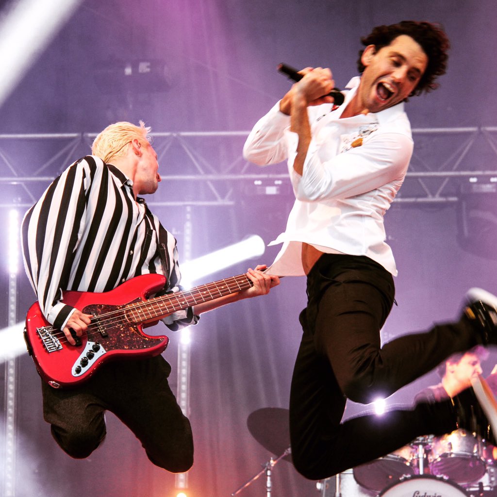 tiibet_mfc's tweet photo. Group jump last night ❤️ #mika #mikalive #wisfest #VirginRadioLive https://t.co/pEq5JxDHeD