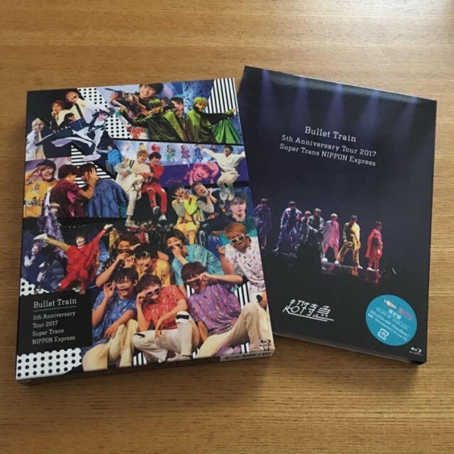 BLACKPI86424068's tweet photo. 第2回超特急プレゼント🎁
前回ファンになったばかりの方々が多かったのでそんな方のために！シングルCDとブルーレイアルバム！そして歴代超特急のグッズをセットでお渡しします！全て3名分用意してますので！大切にお願いします^_^

当選者3名

応募方法フォロー＆リツイート＋リプ

期限5月30日 https://t.co/dTmtv8Pza2
