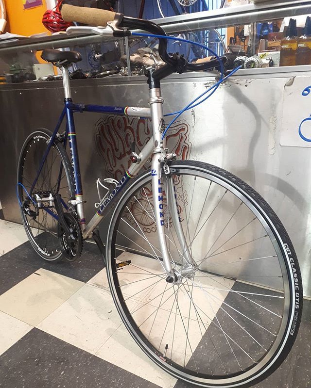 Indexed 9sp downtube shifting. Fastest townie in the West. Flat protection and upright riding position. Sometimes we manage to build something really special. This is one of those times. Come take this 56cm beauty for a ride!!
.
.
.
.
.
.
#usedfirst #ref… bit.ly/30G8ktk