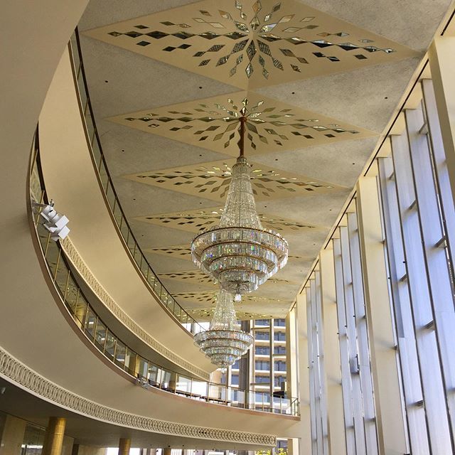 #hiddengemsofla #dorothychandlerpavilion Designed by #weltonbecket and opened in 1964 the building was home to the #laphilharmonic until the opening of #thewaltdisneyconcerthall in 2003. It still has a 1960’s Hollywood feel....lots of gold, marble, cryst… bit.ly/2WpQEmy