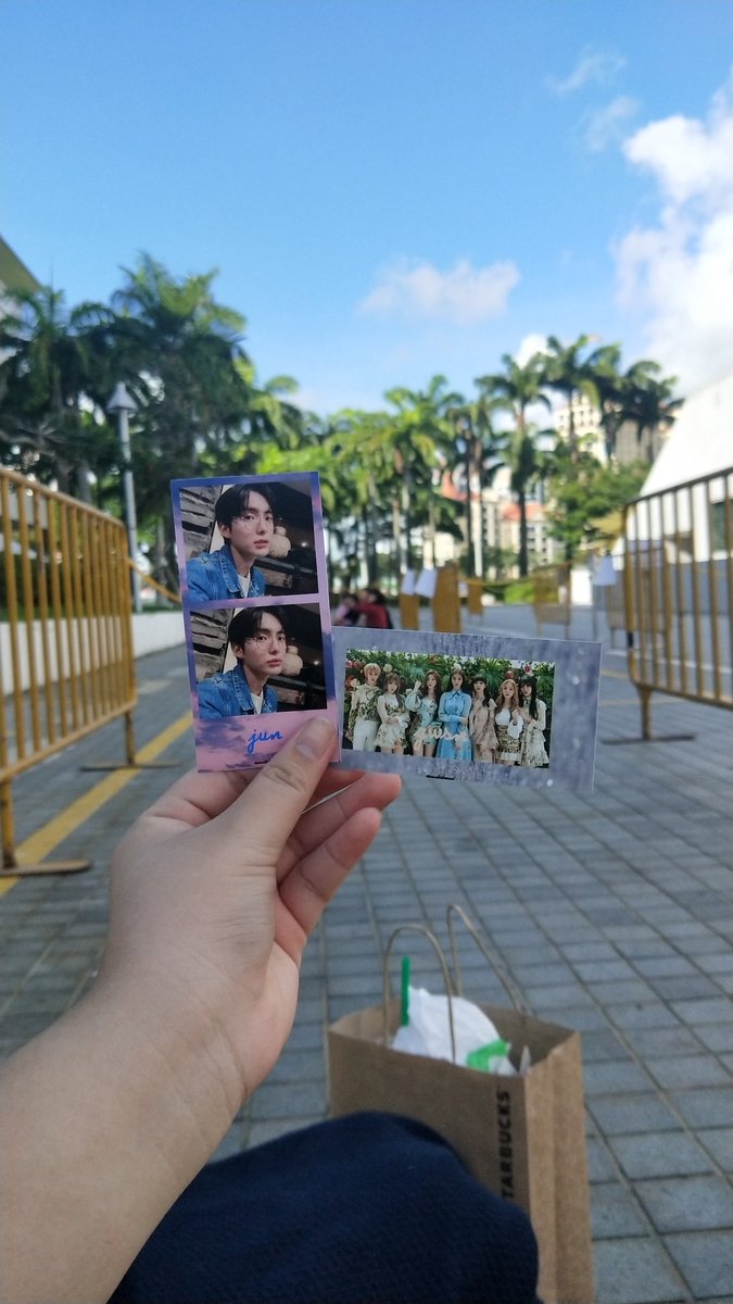 candidcoups's tweet photo. hi im here in the queue for showcase if you want to take my fansupport ~ im giving out jun and gwsn fs now and im in yellow top!
#mainefs https://t.co/JvdDUfnWaQ