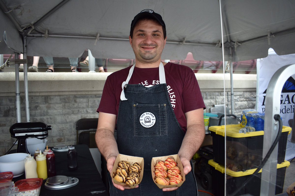 HWoodMeadows's tweet photo. Is it still considered dinner and a show if the dinner is a donut and the show is watching it fry?
#TheMeadows #Casino #FoodTrucks #PghFoodTruckFest #Donuts #DapperDoughnut Gambling Problem? Call 1-800-GAMBLER https://t.co/7A7FowMaqY