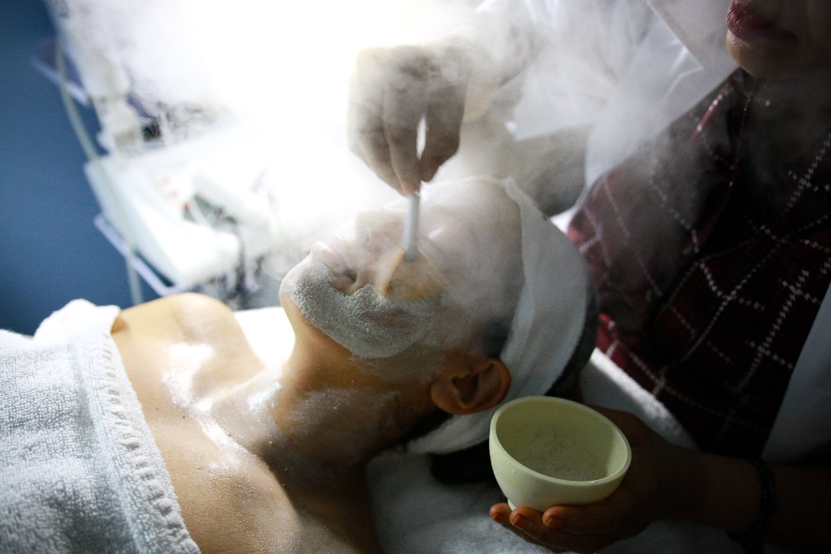 DesiThreading's tweet image. Though the steam you will feel your stress and worry melt away. Schedule an appointment for an advanced facial!