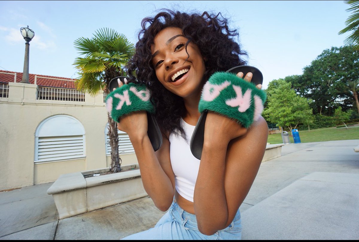 melodyalmelee's tweet photo. I am LOVING my new Kustom Made AKA Fuzzy ππ Slides sent EXCLUSIVELY by @envoguedmv π₯
β’
β’
#PrettyAF #KUSTOMIZED #Phirst #AKASlides #GreekPeri π¦ https://t.co/Wlv20nzgBq