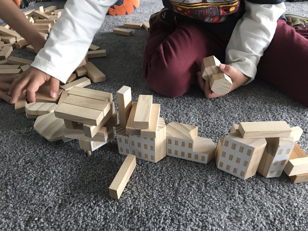 david_harel's tweet image. Grateful to be able to play and learn with @bourne_carrie at La Tanière @gilmoregriffins Thinking about how playing with stories and fresh materials can meaningfully develop Ss French vocabulary. @sd38learn @bridgebulldogs