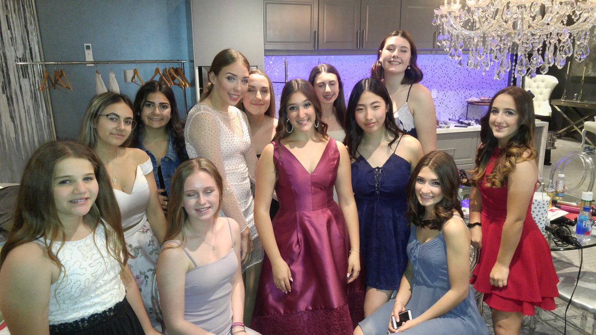 Some glammage for this evening with these lovely ladies! Thanks Team! Thanks for having us!✨