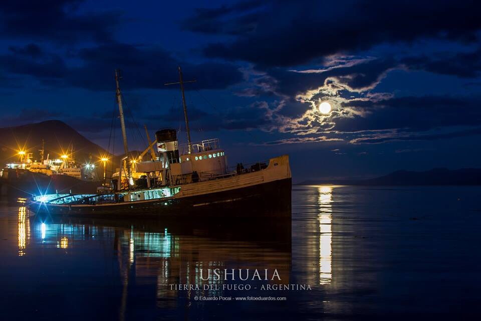eduardopocai's tweet photo. Una típica vista de Ushuaia, el Saint Christopher,pero en este caso en noche de luna llena. #UshuaiaFantástica el remolcador que estuvo en el intento de reflotamiento del Monte Cervantes, crucero hundido el 22 de enero de 1930 a las 12 del mediodía. El único desaparecido, el capi https://t.co/Q6xHMNk9kg