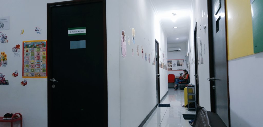 haloadri's tweet image. Ini ruang-ruang kelas ditempat terapi Calief, berbagai macam anak ada disini, mulai dari yang Sensori Integrasi dan gangguan bicara seperti Calief, hingga Autisme dan Down Syndrom.

Aslinya ramai sekali disini 😄
