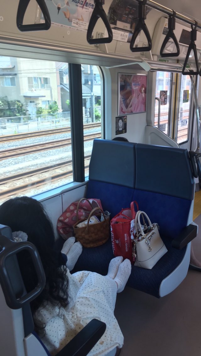 電車の対面座席を利用する人へ そこ荷物置き場じゃないんで Togetter