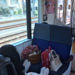 電車の対面座席を利用する人へ。そこ荷物置き場じゃないんで……