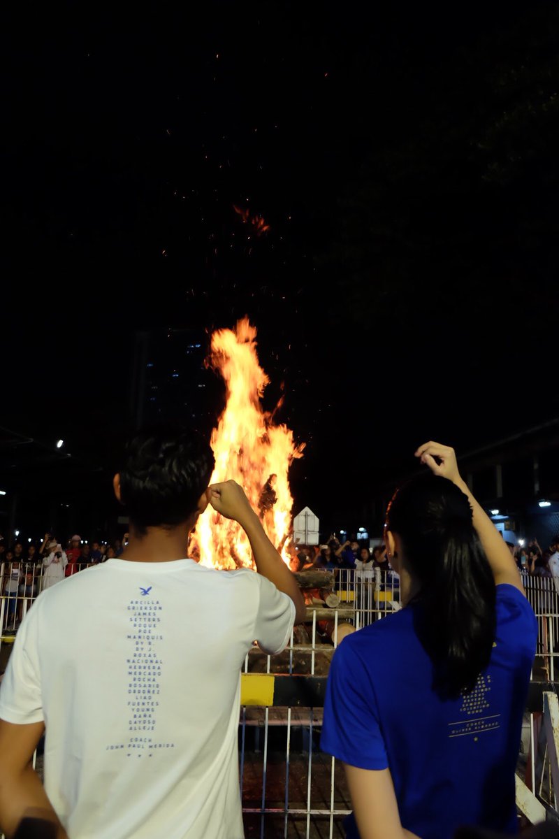 gretchenho's tweet photo. Bonfire lit up by MVPs @_beadel & @JarveyGayoso. #UAAPS81 https://t.co/abJLzZcyqQ