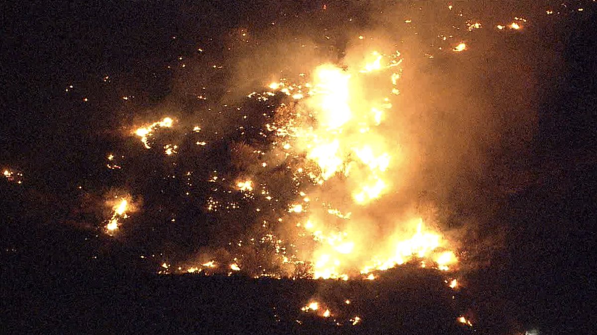 abc15's tweet photo. A look at the #DoveFire burning near 167th Avenue and Dove Valley. About 100 @azstateforestry, @BLMArizona, @AZFireAuthority and other crews still on scene. #abc15 https://t.co/wvcAhH2xTS