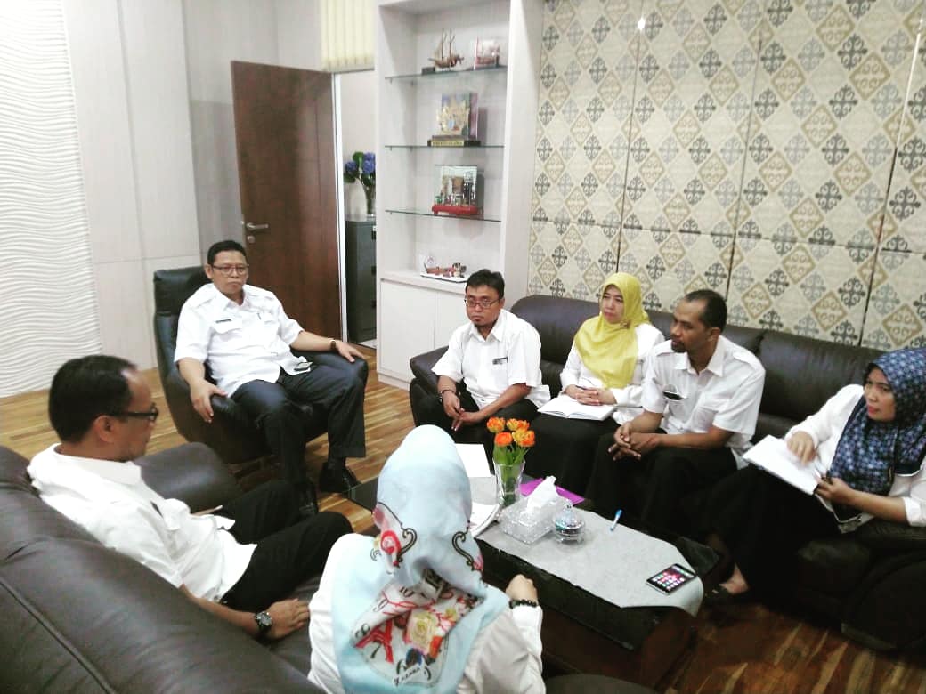 Rapat : Membahas Digitalisasi Koperasi dengan Bidang Pemberdayaan Koperasi. Pendamping Sekdis "Sri Endang Marwati, MM &amp; Bidang Perencanaan". Tempat: Ruang Kadis Dinas Koperasi &amp; Usaha Kecil Prov.Jabar. 
#jabarjuaralahirbatin #umkmjuara #digitalisasikoperasi
<a href="/DinasKUMKMJabar/">Dinas Kop & UK Jabar |</a>
