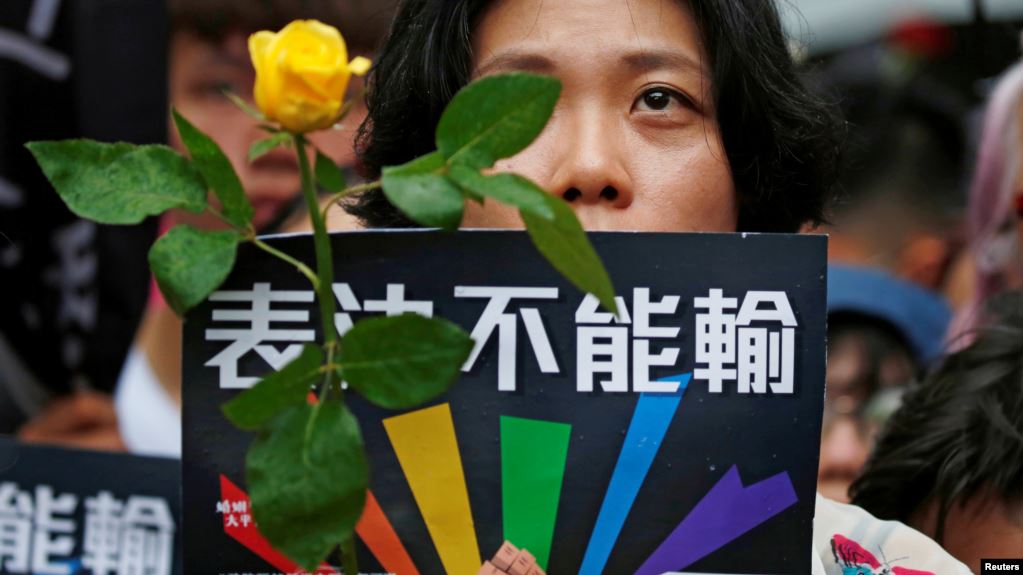 博闻社on Twitter 台湾开放同婚登记日首日 中国官媒低调无声 T Co Yb9f14a9ws 比德台北 台湾立法院在17日通过同婚专法 并成为亚洲第一个同婚合法的国家 内政部次长陈宗彦昨天表示 预约要在今天办理结婚登记的同性伴侣至少2对 台湾 T Co 博闻社on Twitter 台湾开放同婚登记日首日 中国官媒低调无声 T Co Yb9f14a9ws 比德台北 台湾立法院在17日通过同婚专法 并成为亚洲第一个同婚合法的国家 内政部次长陈宗彦昨天表示 预约要在今天办理结婚登记的同性伴侣至少2对 台湾 T Co