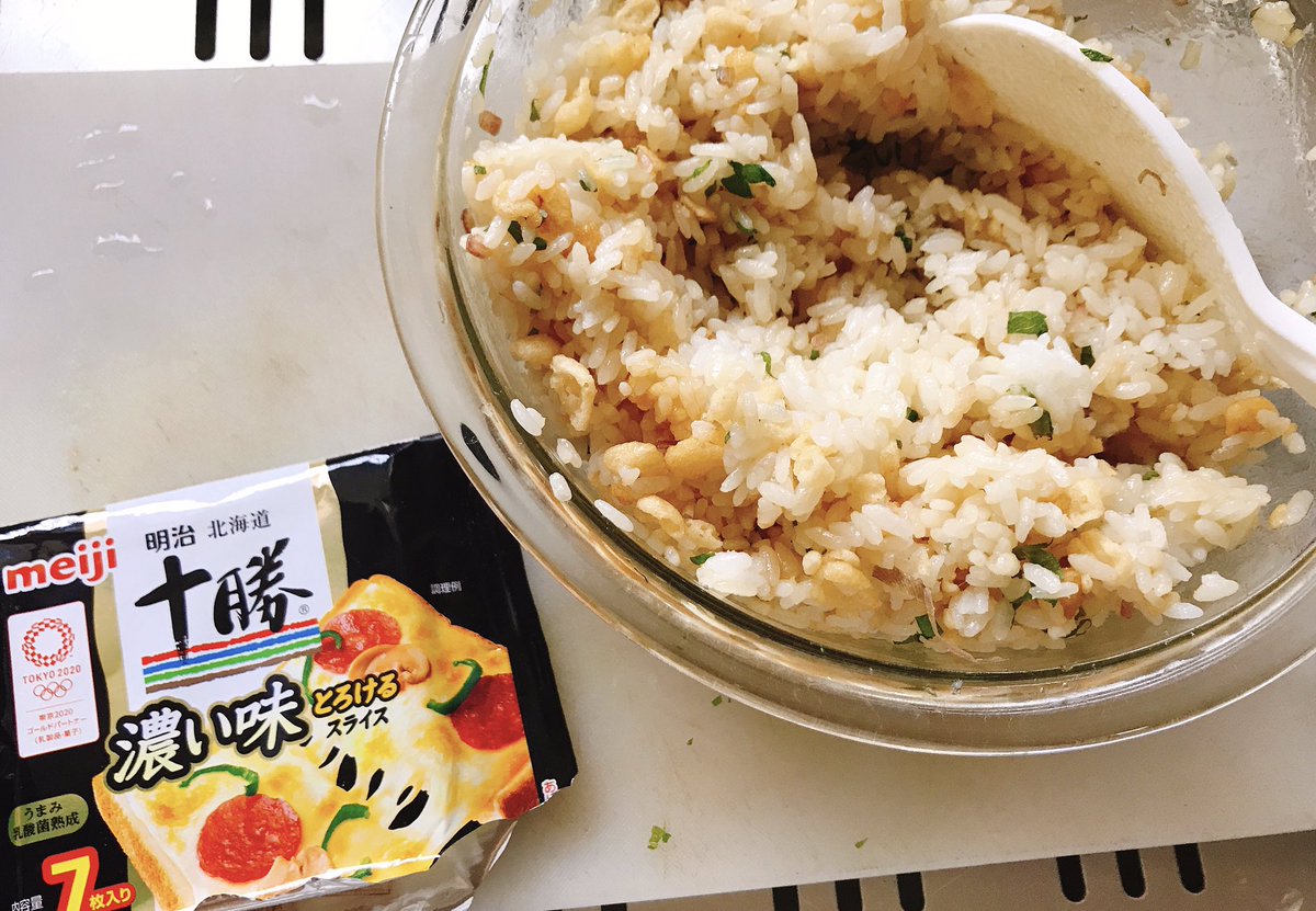 コンキュート Twitterissa 今日のお昼は特製おにぎり 揚げ玉 天かす シソ ミョウガ ゴマ 麺つゆ 創味のつゆ を混ぜて真ん中にチーズ入りのおにぎりです 青のりや塩昆布 焼きタラコなんかも入れてもいいし 素麺にもあいそうです