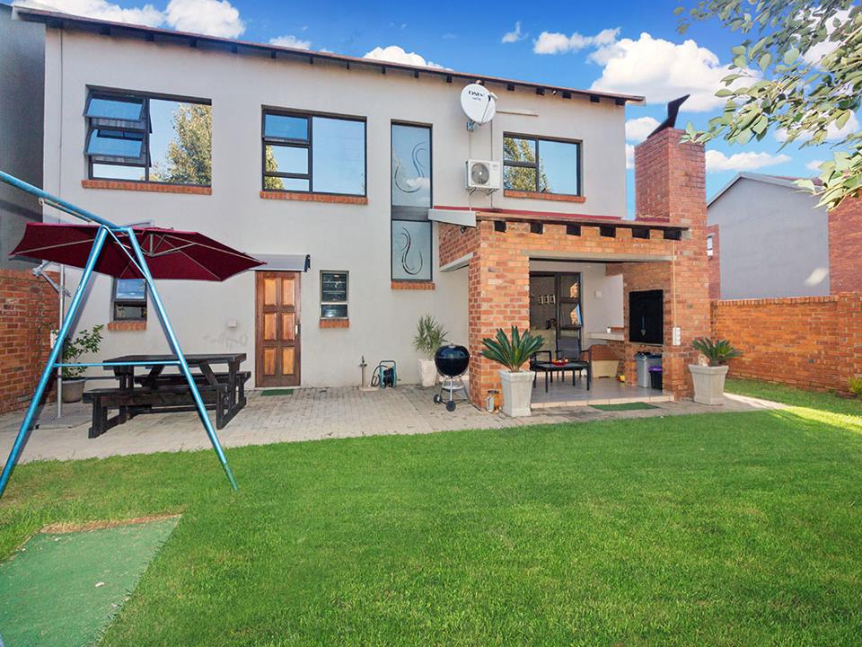 LeadhomeSA's tweet photo. #UrgentSale! Stunning 3-bed home in secure estate is #Listed for R1,545,000 in Equestria, Pretoria. Book your viewing & check out more πΈ here: https://t.co/AudMDydof8 or βοΈ call 010 590 3088. #Leadhome #OneFlatFee #RealEstate https://t.co/71aNTDAyJp