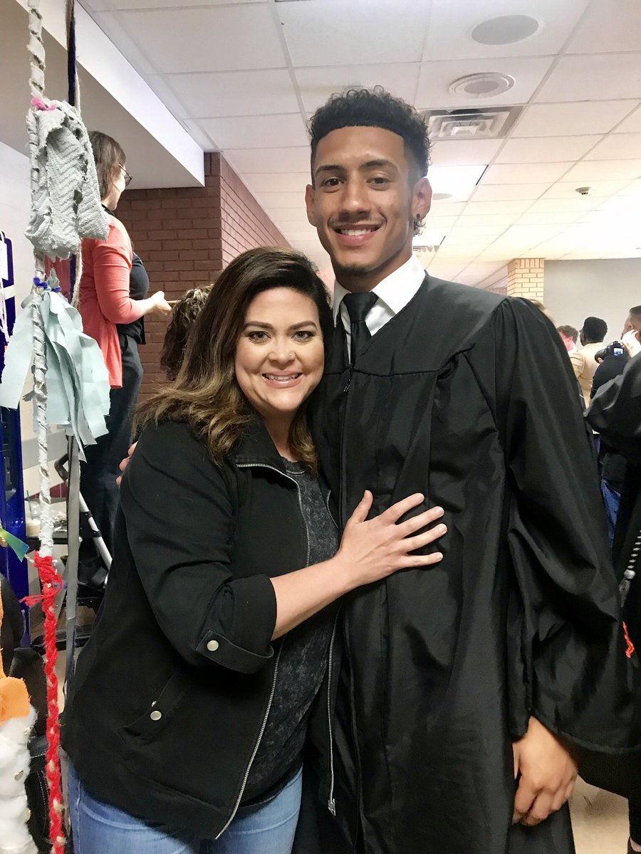 Ft_WorthMama's tweet photo. What am I going to do without some of my favorite seniors! Cry I guess!?
But, really I am so proud of them! They each have so much to be proud of! They have made an impact in my life in so many ways, this school year will be one I will NEVER forget!!! https://t.co/ipeT3MDJKS