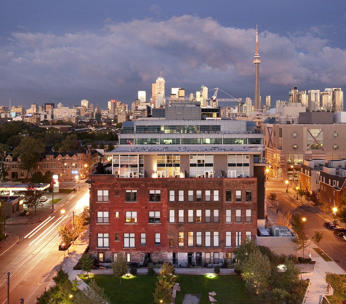 CanderelRes's tweet photo. #FlashbackFriday to one of our first flagship accomplishments at Massey Harris Lofts in the heart of King West Village. We hope all of our homeowners &amp; community members are making their way out to Massey Harris Park with friends, kids &amp; pets alike to soak up the warm weather. https://t.co/zwzmn4ao8k