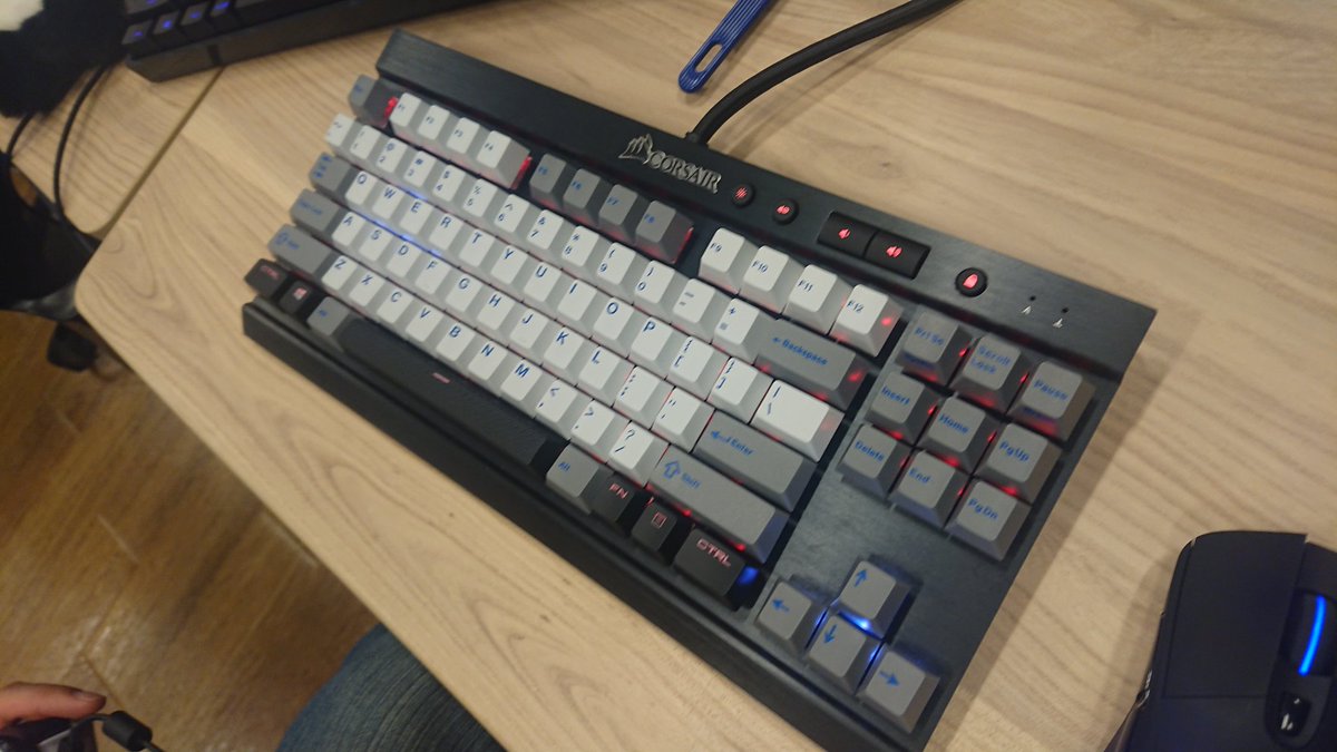 Man_Nyomo's tweet photo. #PACLAN #TEAM_PCMOD 自作キーボードレジェンドのミラベル氏、最新ゲーミングカスタム「えがおスペシャル」を持ち込み、パッドでFPSしてる https://t.co/QtrruwhEyP