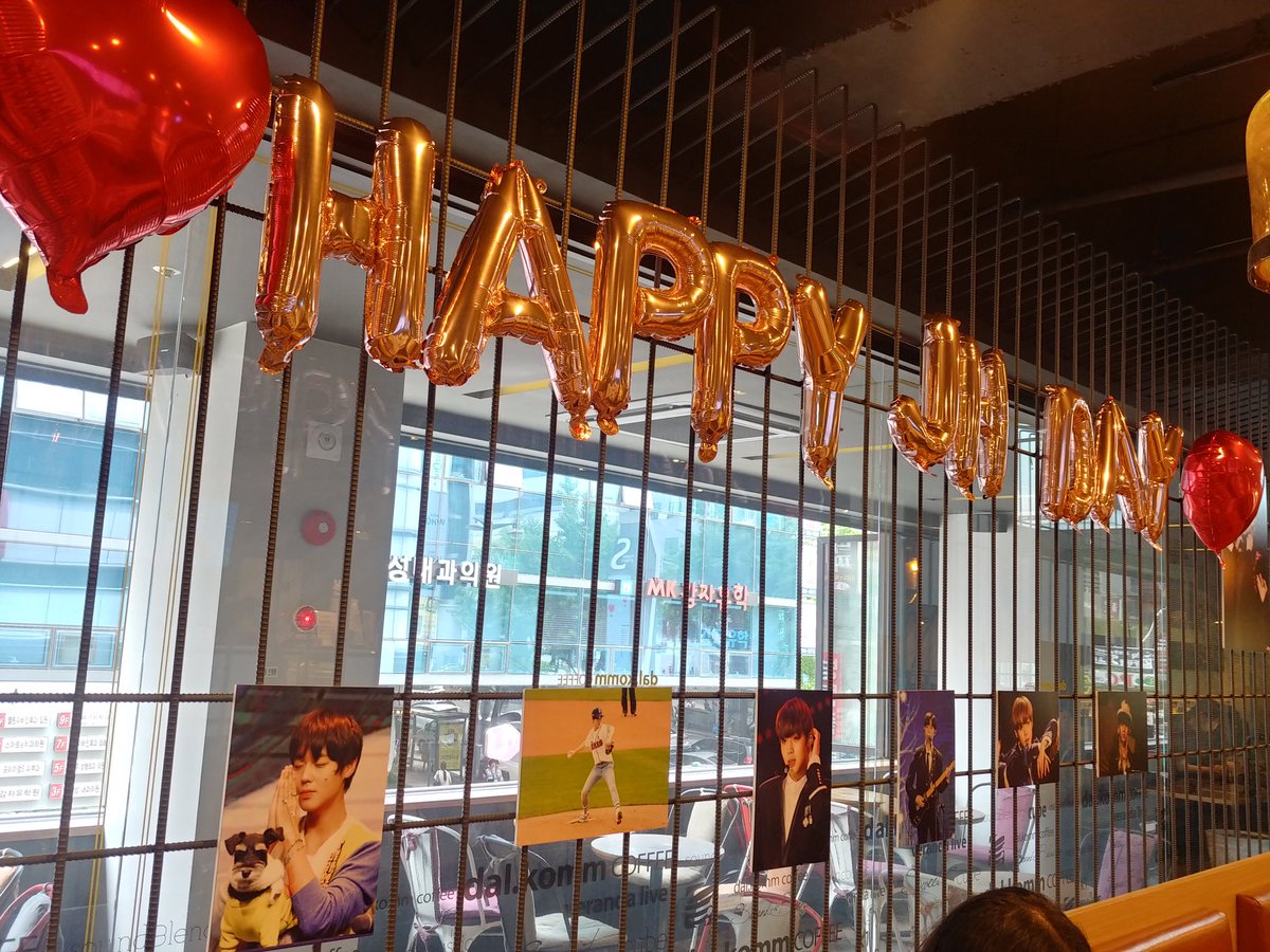 The_MAY_WIND's tweet photo. 오늘부터 #THE_MAY_WIND #재환_지훈_생축 김재환 박지훈 생일 기념 카페 컵홀더 이벤트가 시작되었습니다 ❣️ 내부에 포토존도 마련되어 있으니 많은 방문 부탁드려요! 음료 한 잔당 재환 컵 + 지훈 컵 + 전체 특전이 모두 제공됩니다 🍃🐰 https://t.co/ad1LgGxu0C