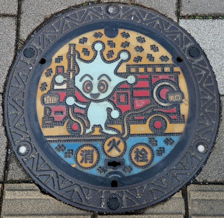 orenomanhole's tweet photo. 【#マンホールおじさん神奈川県シリーズ】
横須賀市に設置している消火栓マンホール☯
横須賀市上下水道局公式ゆるキャラ👼のアクアンがホース持っています💞

消火栓マンホールにもオリジナリティを‼🏊‍♂️
横須賀のマンホール魂は素敵です😍💕 https://t.co/S81Jela5N0