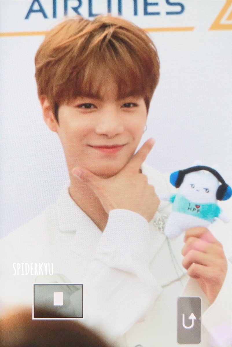 spiderkyu's tweet photo. 190525 #HallyuPopFest2019  누가 인형인지;;; #김종현 #JR #뉴이스트 #BETBET https://t.co/BFcSHqTRLZ
