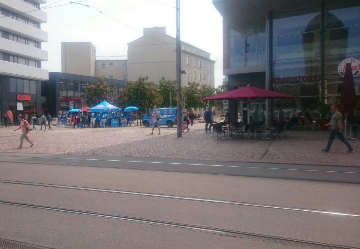 _C_Nazifrei's tweet photo. Pünktlich zum #Hutfest steht die #noafd in #chemnitz auf dem Johannisplatz! https://t.co/7Dwb9LEfdN