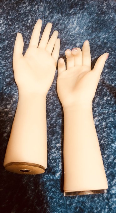 作画資料用の手のモデルが届いたー!

・骨格内蔵だから色んなポーズが取れる

・シリコン製だから柔らかくて本当の女性の手みたいな感触

・紙袋に入れたら吉良吉影ごっことか出来そうw

とても出来が良いけどコレ絵描き以外にニーズあるのかな?

んん?関連商品にローショ…

あっ!!!!! 