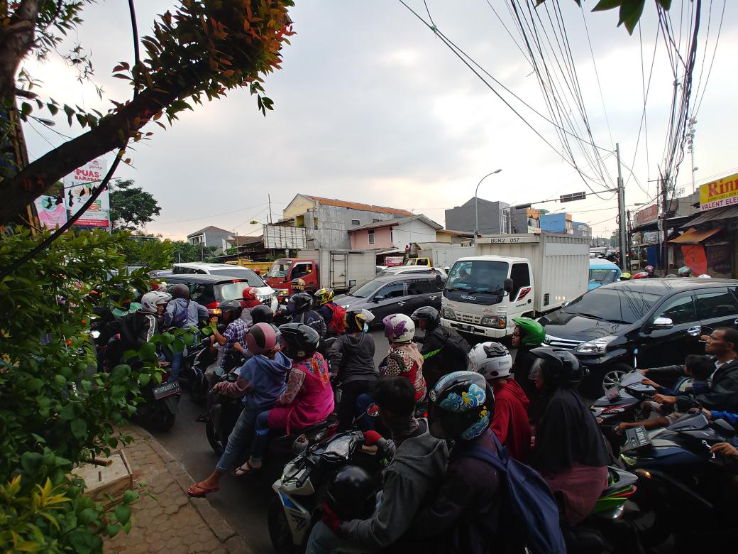 Zekyog's tweet photo. Kemacetan merupakan hal lumrah di Depok. Deadlock seperti ini kerap kali terjadi.

Untung walikota memiliki solusi mengatasi hal tersebut. Dengan diusulkannya perda penguatan agama,
diharapkan warga depok lbh kuat imannya,
sehingga hatinya dipenuhi kesabaran dlm menghadapi macet https://t.co/ivEgiJNdhq