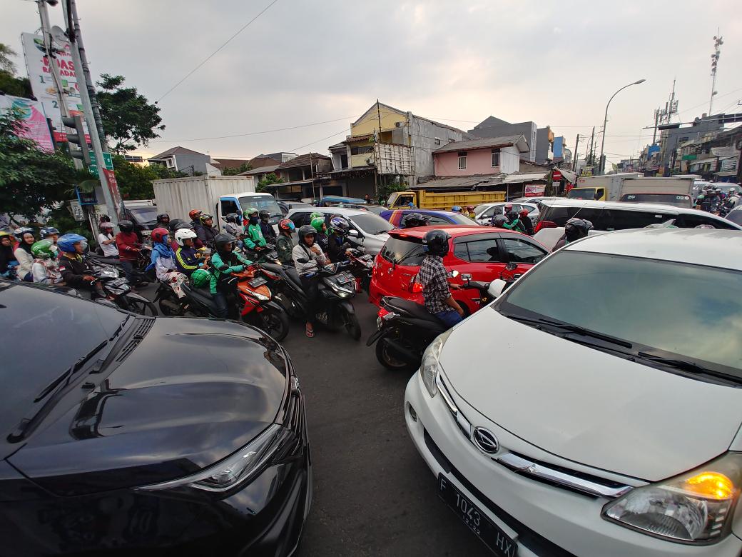 Zekyog's tweet photo. Kemacetan merupakan hal lumrah di Depok. Deadlock seperti ini kerap kali terjadi.

Untung walikota memiliki solusi mengatasi hal tersebut. Dengan diusulkannya perda penguatan agama,
diharapkan warga depok lbh kuat imannya,
sehingga hatinya dipenuhi kesabaran dlm menghadapi macet https://t.co/ivEgiJNdhq