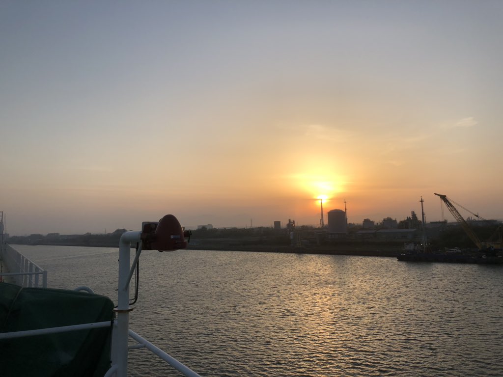 takabo77's tweet photo. 晴天だけど肌寒い苫小牧港を出港します。

日本全国、猛暑の一日だったようですが、苫小牧は快適な温度で過ごしやすかったです。

#somewhatcold #summerday #departure #tomakomaiport #seamenslife #roroship #rorovessel #carcarriervessel #lifeonship #肌寒い #真夏日 #出港 #苫小牧港 #北海道 https://t.co/2FedRmNgFB