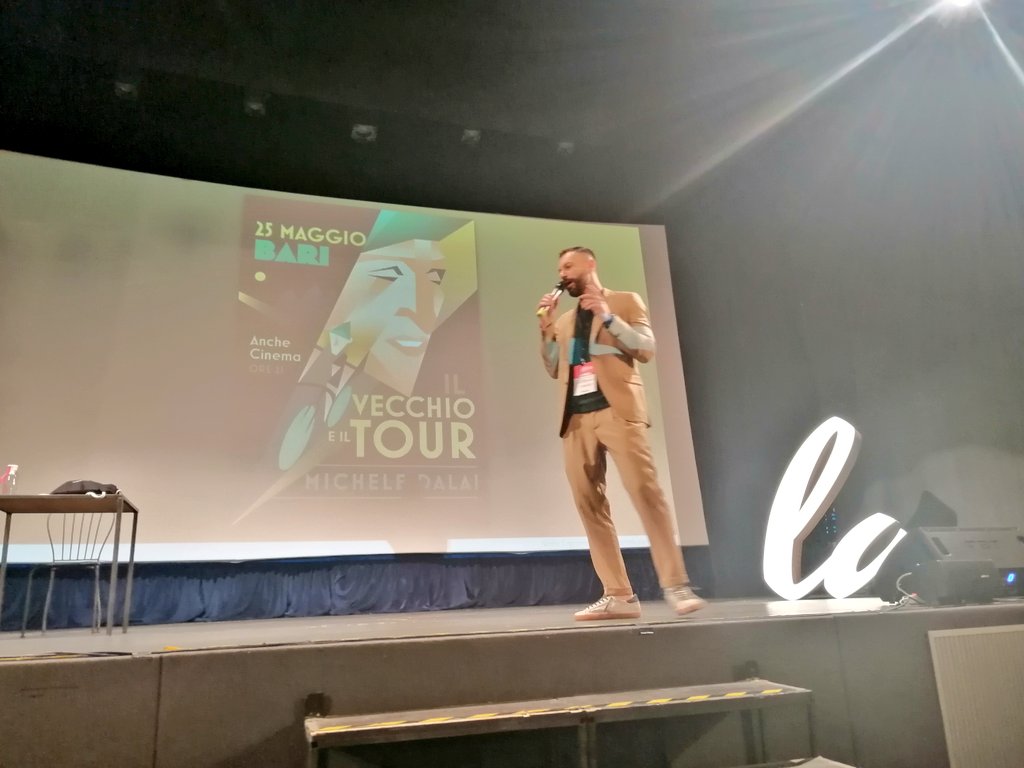 ireschilla's tweet photo. #RaccontaLA
"Le cose belle avvengono a PowerPoint spenti".

Le chicche di @ilcarriero a #LAcontentAcademy19 per presentare lo spettacolo di stasera: "Il vecchio e il tour" di e con Michele Dalai, ore 21.

Lo spettacolo è gratuito per gli iscritti a @La_Content,  quindi #Muvt ✌️ https://t.co/uTfge6AUlc
